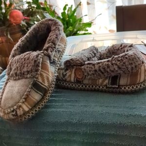 NWOB Original MUK LUKS slippers. Size 7-8 (Medium)